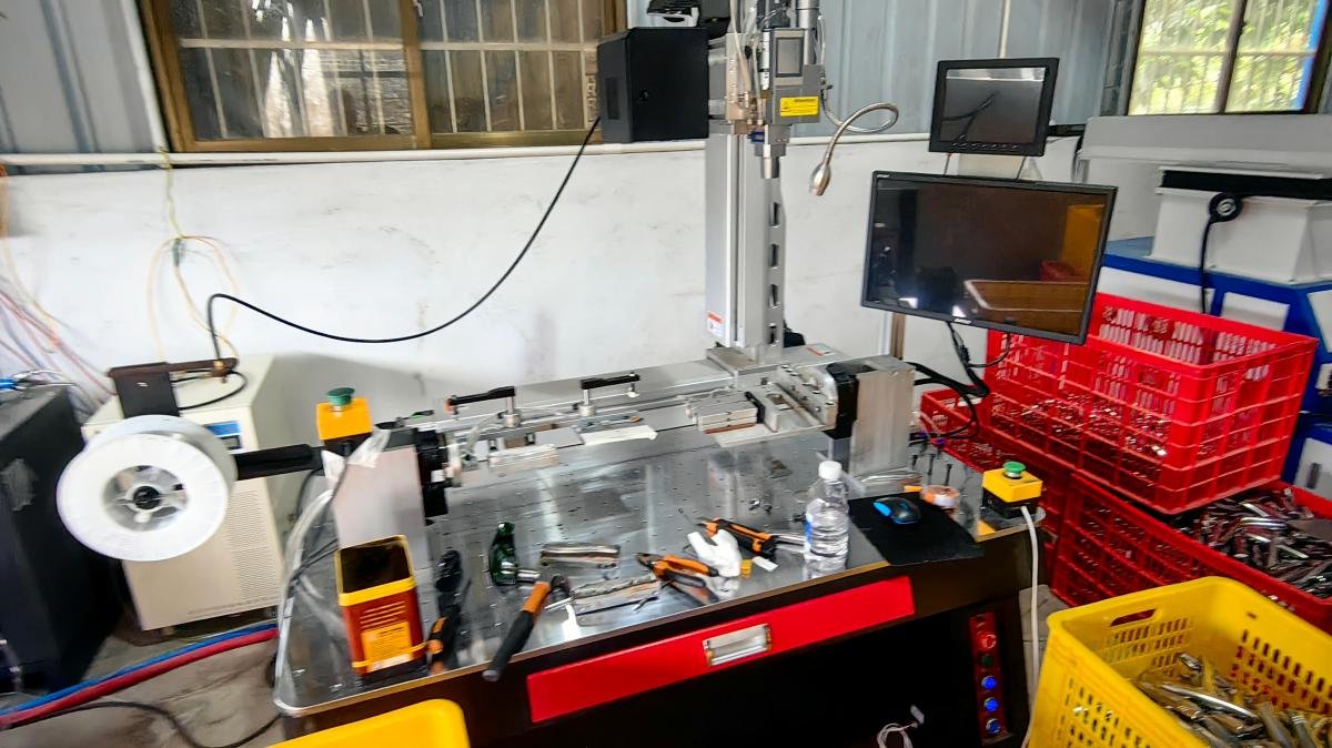Handheld continuous laser welding machine in operation