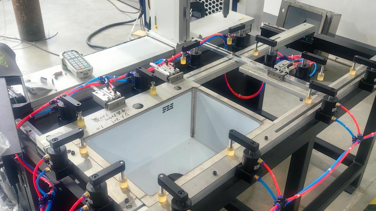 QCW handheld laser welding machine for thin sheet metal