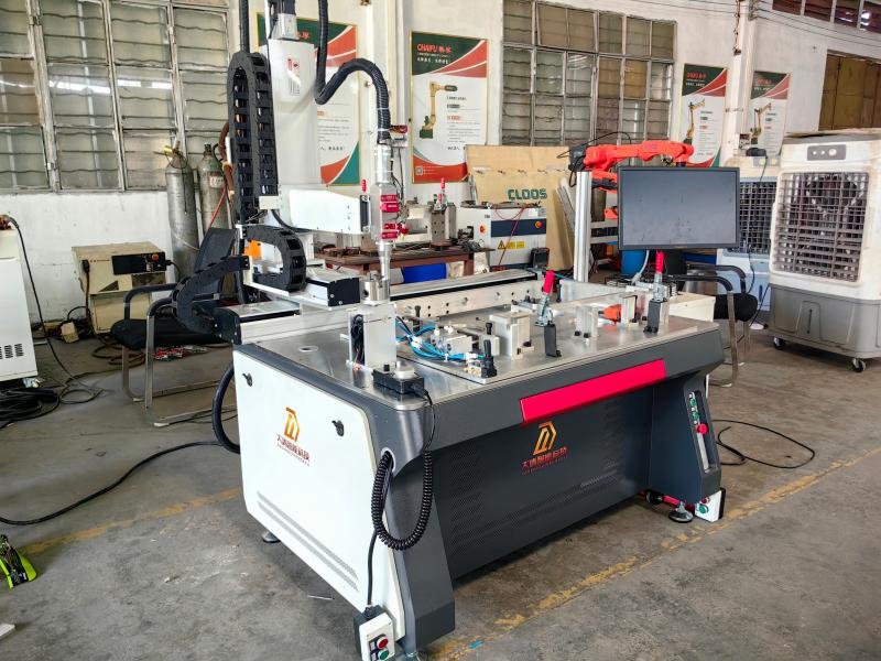 Robotic laser welding cell producing consistent weld seams on automotive components