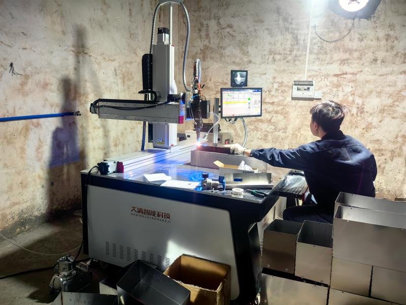 Engineers working on laser system R&D at Daqing Intelligent