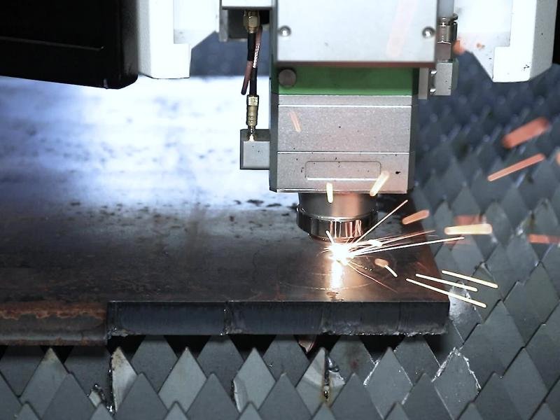 3D robot laser cutting machine cutting complex metal profiles with precision