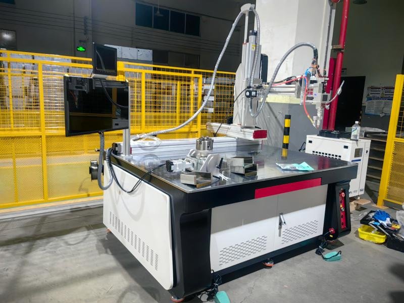 3000W robot laser cutting workstation for medium thickness steel